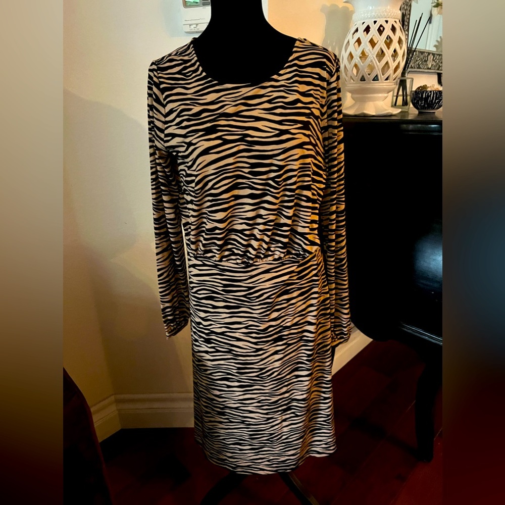 Lift dress super cute v back with strap across upper back